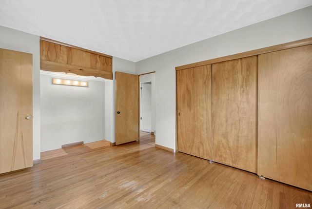 105 W PRICE Street, Eldridge, IA 52748