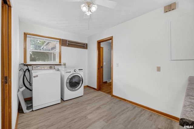 105 W PRICE Street, Eldridge, IA 52748