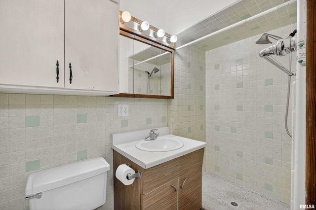 105 W PRICE Street, Eldridge, IA 52748