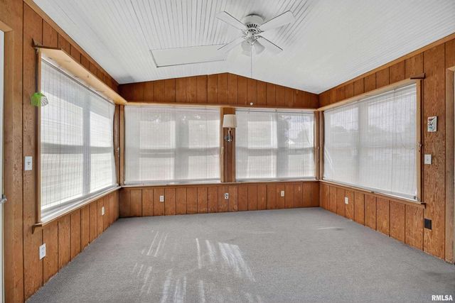 105 W PRICE Street, Eldridge, IA 52748