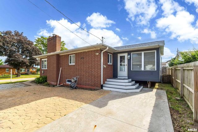 105 W PRICE Street, Eldridge, IA 52748