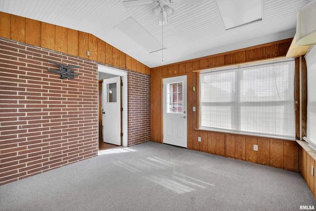 105 W PRICE Street, Eldridge, IA 52748