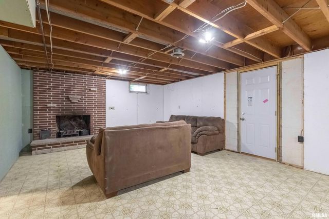 105 W PRICE Street, Eldridge, IA 52748