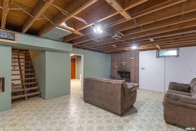 105 W PRICE Street, Eldridge, IA 52748