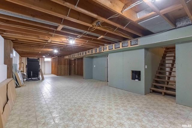 105 W PRICE Street, Eldridge, IA 52748