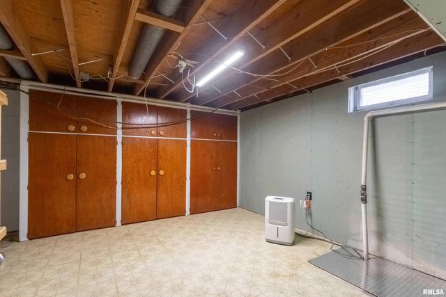 105 W PRICE Street, Eldridge, IA 52748