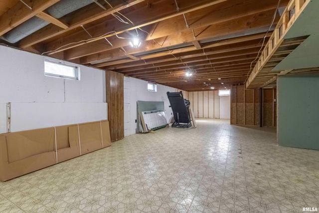 105 W PRICE Street, Eldridge, IA 52748