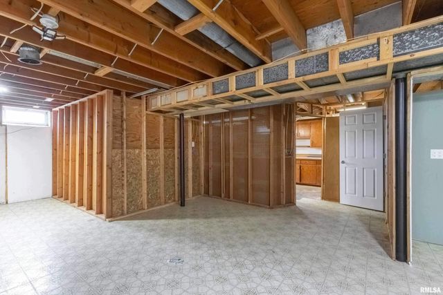 105 W PRICE Street, Eldridge, IA 52748