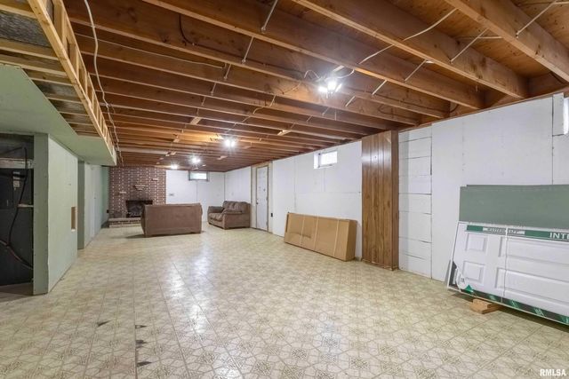 105 W PRICE Street, Eldridge, IA 52748