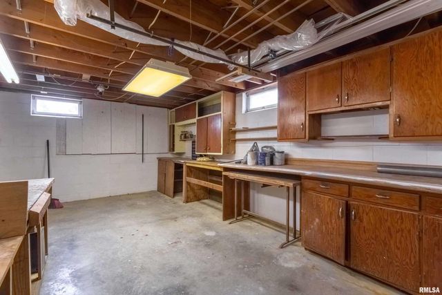 105 W PRICE Street, Eldridge, IA 52748