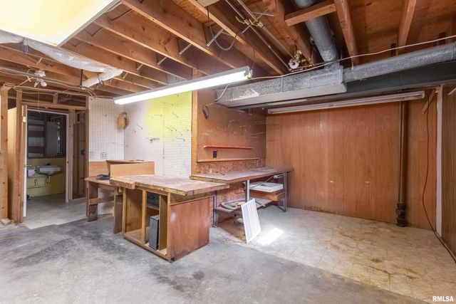 105 W PRICE Street, Eldridge, IA 52748