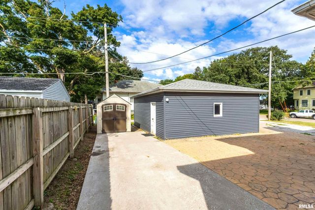 105 W PRICE Street, Eldridge, IA 52748