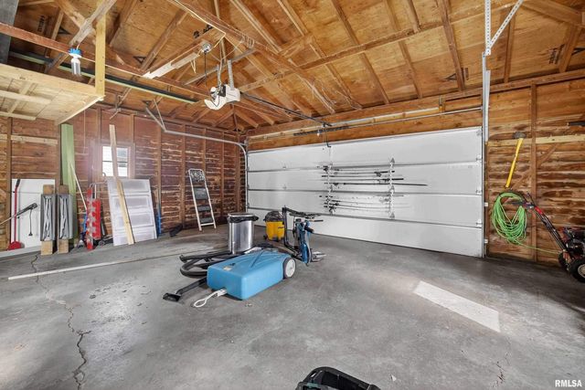 105 W PRICE Street, Eldridge, IA 52748