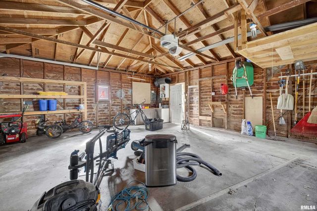 105 W PRICE Street, Eldridge, IA 52748