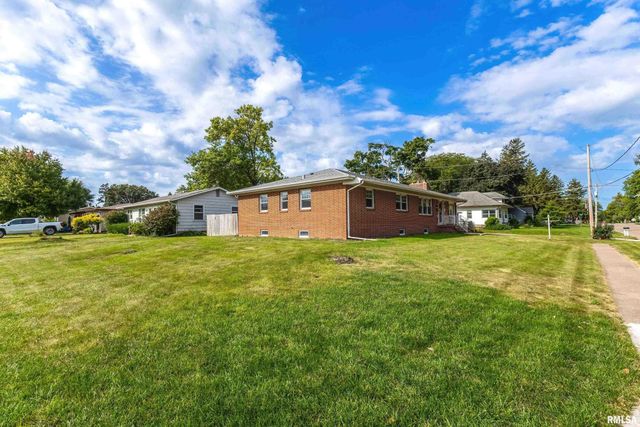 105 W PRICE Street, Eldridge, IA 52748