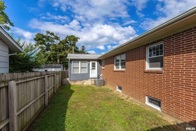 105 W PRICE Street, Eldridge, IA 52748