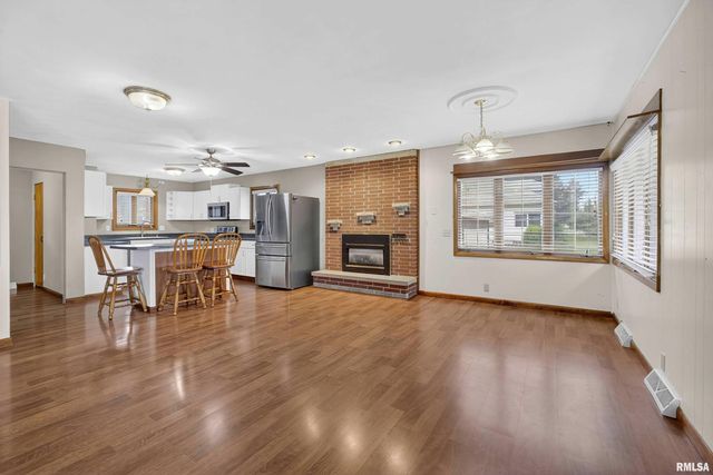 105 W PRICE Street, Eldridge, IA 52748