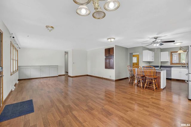 105 W PRICE Street, Eldridge, IA 52748