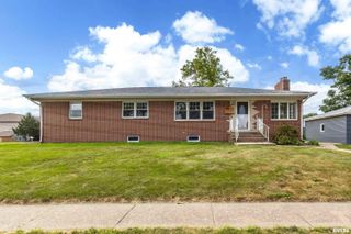 105 W PRICE Street, Eldridge, IA 52748