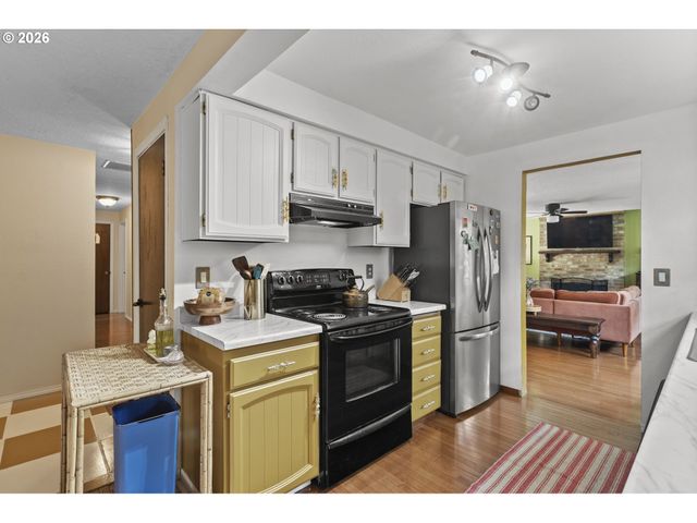 160 W BERKELEY St, Gladstone, OR 97027