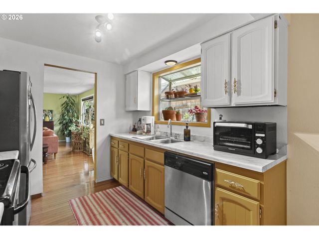 160 W BERKELEY St, Gladstone, OR 97027