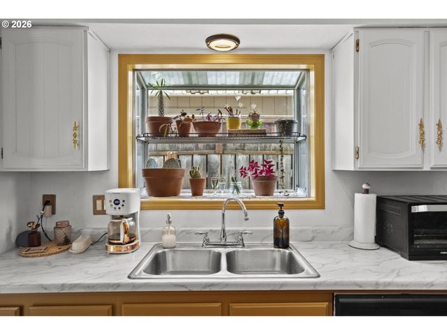 160 W BERKELEY St, Gladstone, OR 97027