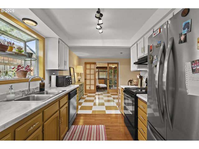 160 W BERKELEY St, Gladstone, OR 97027