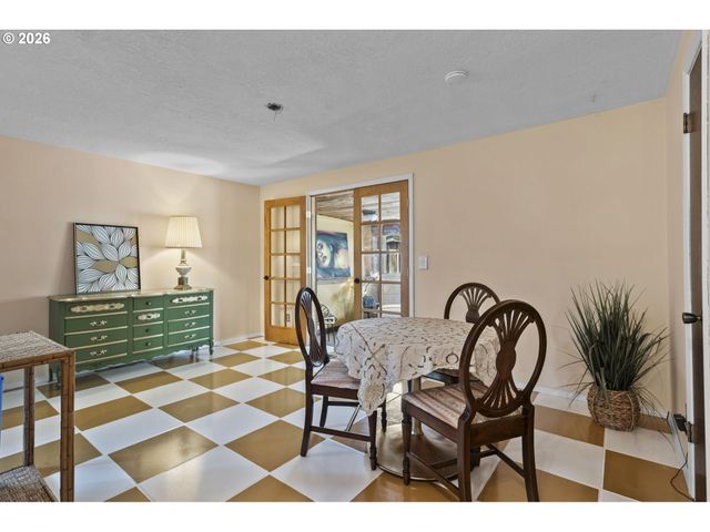 160 W BERKELEY St, Gladstone, OR 97027