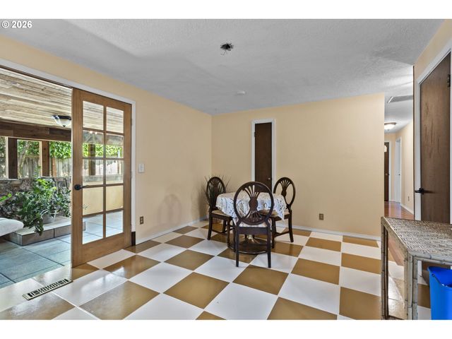 160 W BERKELEY St, Gladstone, OR 97027