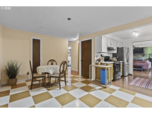 160 W BERKELEY St, Gladstone, OR 97027