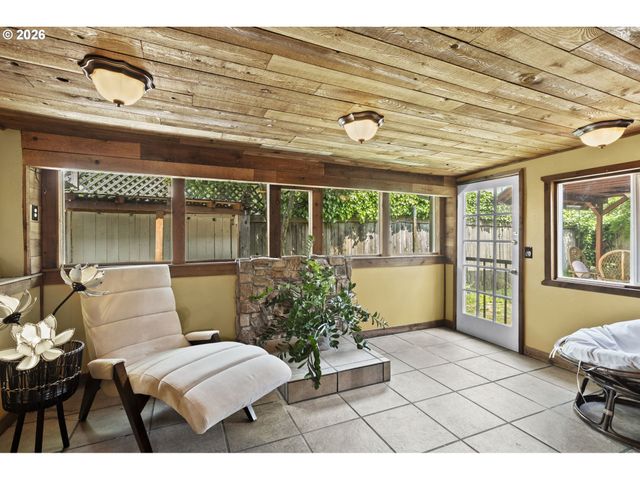 160 W BERKELEY St, Gladstone, OR 97027
