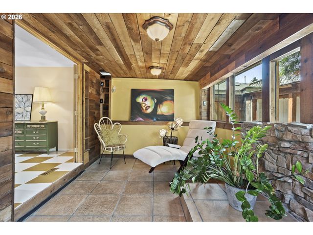 160 W BERKELEY St, Gladstone, OR 97027