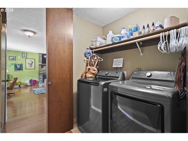 160 W BERKELEY St, Gladstone, OR 97027