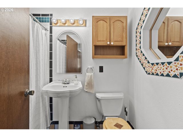 160 W BERKELEY St, Gladstone, OR 97027