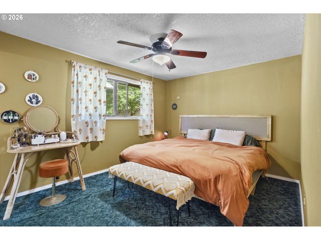 160 W BERKELEY St, Gladstone, OR 97027