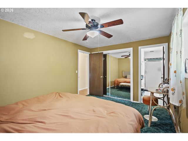 160 W BERKELEY St, Gladstone, OR 97027