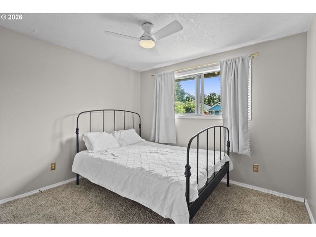 160 W BERKELEY St, Gladstone, OR 97027