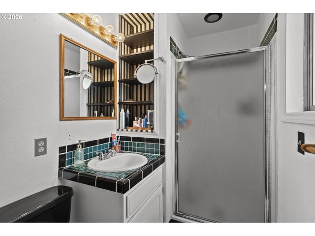 160 W BERKELEY St, Gladstone, OR 97027