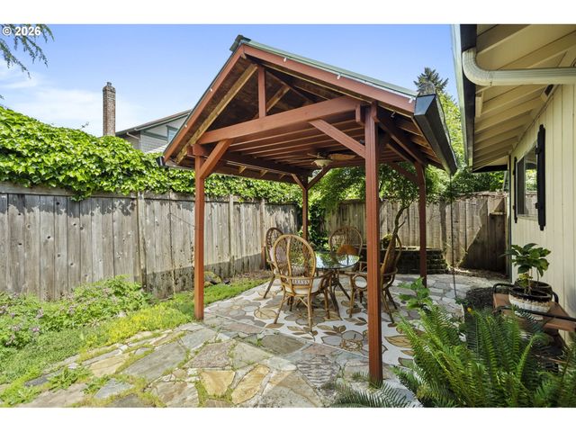 160 W BERKELEY St, Gladstone, OR 97027