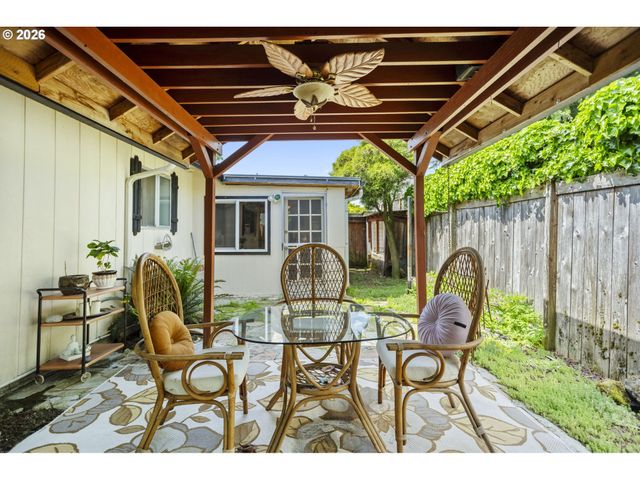 160 W BERKELEY St, Gladstone, OR 97027