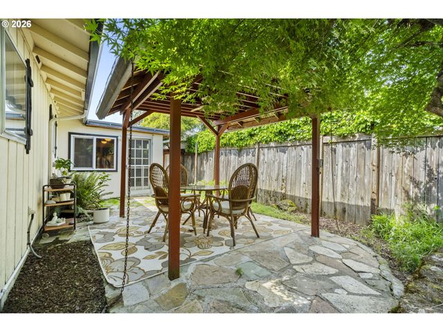 160 W BERKELEY St, Gladstone, OR 97027
