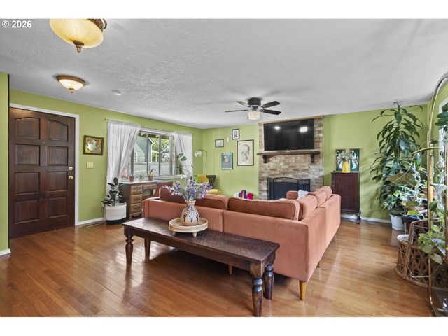 160 W BERKELEY St, Gladstone, OR 97027