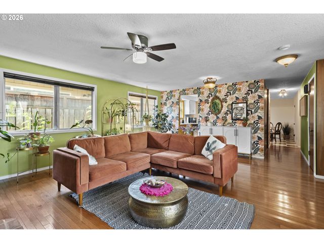 160 W BERKELEY St, Gladstone, OR 97027