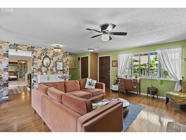 160 W BERKELEY St, Gladstone, OR 97027