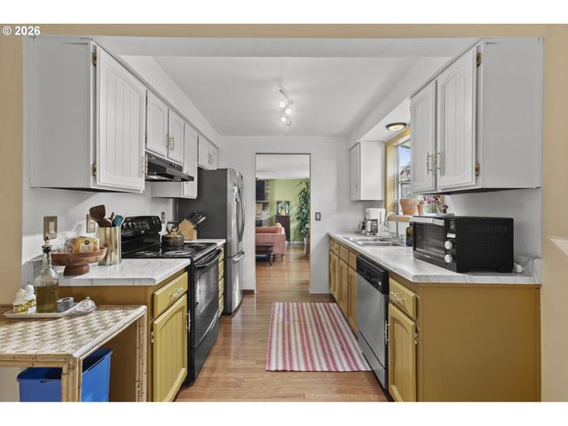 160 W BERKELEY St, Gladstone, OR 97027