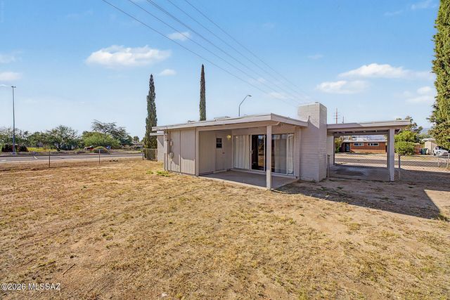 7902 E Winnepeg Drive, Tucson, AZ 85730