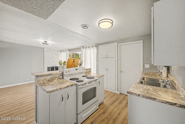 7902 E Winnepeg Drive, Tucson, AZ 85730