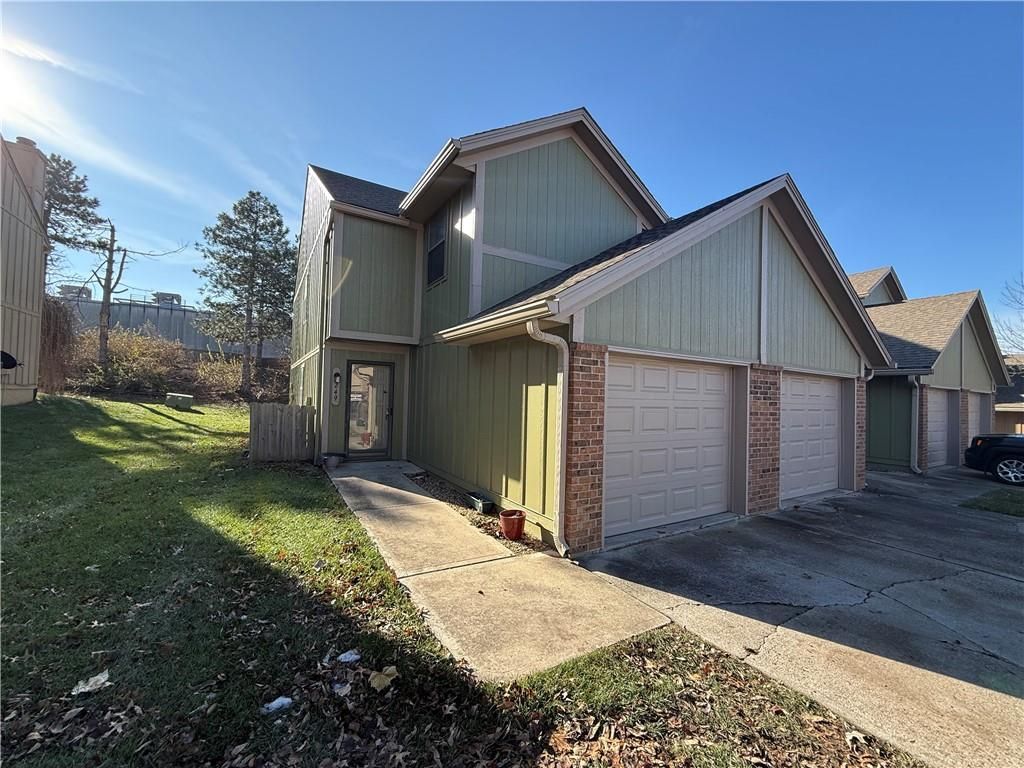 249 Pinetree Lane, Lee's Summit, MO 64063