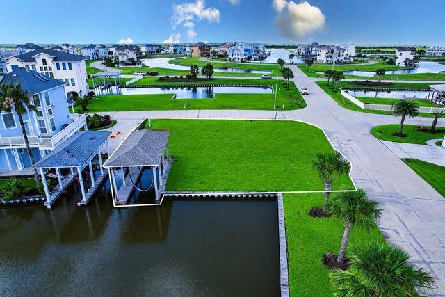 15 Half Moon, Hitchcock, TX 77563
