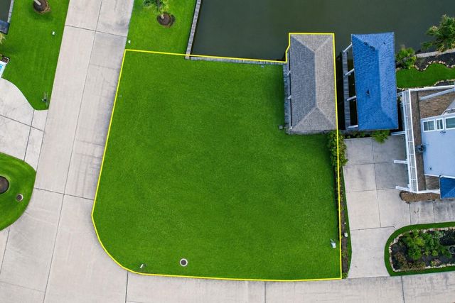 15 Half Moon, Hitchcock, TX 77563